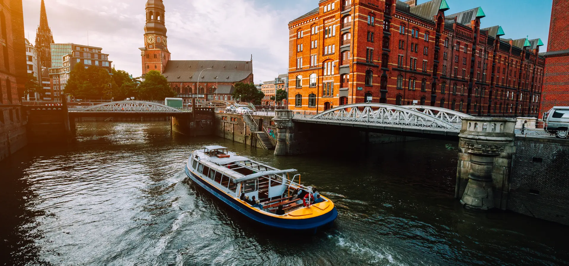 Ausflugsboot auf einem Fleet in der Hamburger Speicherstadt